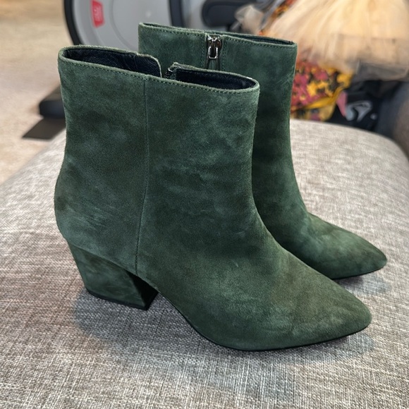 Botkier Women's green  Toe Suede Mid Heel Ankle Boot Bootie - Picture 1 of 11